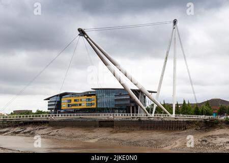 Die Newport City Footbridge und das Universitätsgebäude, Newport, Monmouthshire, South Wales, VEREINIGTES KÖNIGREICH. Stockfoto