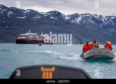 Expeditions-Zodiacs, die Passagiere von Hurtigrutens MS Fridtjof Nansen zum Gletscher in Kvanefjord, Grönland, am 14. Juli 2022 bringen Stockfoto