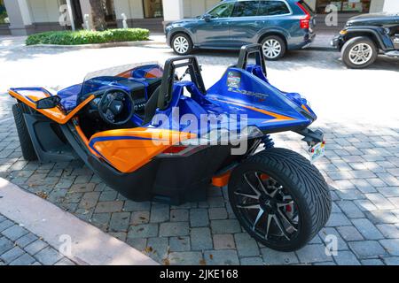 Miami Beach, Florida USA - 15. April 2021: Blau-orange polaris-Schleuder, Rückseite. Stockfoto