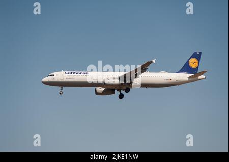 31.07.2022, Berlin, Deutschland, Europa - Ein Lufthansa Airbus A321-100 Passagierflugzeug nähert sich dem Flughafen Berlin Brandenburg zur Landung an. Stockfoto