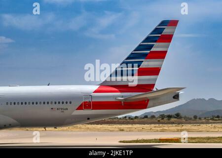 Athen, Griechenland - 2022. Juni: Heckflosse eines Boeing 777-Jets von American Airlines (Registrierung N795AN), der nach der Ankunft zum Flughafenterminal rollt Stockfoto