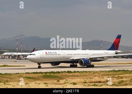 Athen, Griechenland - Juni 2022: Delta Air Lines Boeing 777 Jet (Registrierung N812NW) rollt für den Start eines transatlantischen Fluges Stockfoto