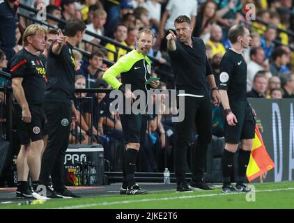 Watford, Großbritannien. 1. August 2022. Rob Edwards-Manager von Watford zeigt beim Sky Bet Championship-Spiel in der Vicarage Road, Watford, auf die Menge. Bildnachweis sollte lauten: Simon Bellis/Sportimage Kredit: Sportimage/Alamy Live News Stockfoto