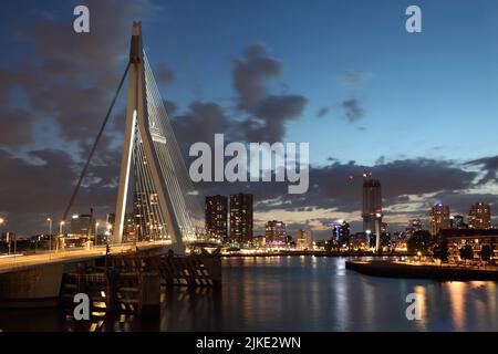 Die Erasmusbrug oder die Erasmus-Brücke und die Skyline von Rotterdam, Niederlande. Stockfoto