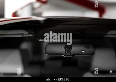 Front Car CCTV-Kamera Videorekorder, Dashcam, für die Fahrsicherheit auf der Straße. Rückansicht. Konzept der Sicherheitskamera für den Autoschutz, Technologie für Stockfoto