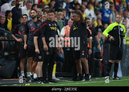 Watford, Großbritannien. 1. August 2022. Paul Heckingbottom-Manager von Sheffield Utd sieht sich auf die Tribüne zugewandt, während der stellvertretende Trainer von Jack Lester Sheffield Utd während des Sky Bet Championship-Spiels in der Vicarage Road, Watford, auf die Tribüne zeigt. Bildnachweis sollte lauten: Simon Bellis/Sportimage Kredit: Sportimage/Alamy Live News Stockfoto