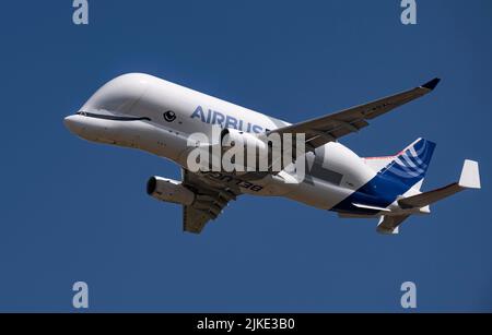 Airbus A330-743L Beluga F-WBXL Flypast-Auftritt beim Royal International Air Tattoo Stockfoto