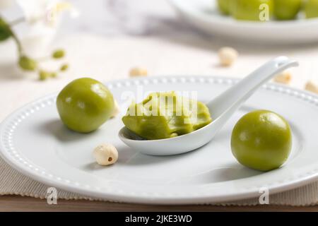 Pandan Geschmack Lotuspaste für Mondkuchen Füllungen Stockfoto