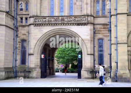 Die Menschen gehen vor Whitworth Hall, University of Manchester, Oxford Road, Manchester, England, Großbritannien, Britische Inseln. Die britische Regierung hat die Universität Manchester von der Lizenzierung von Vision Sensing-Technologie an ein chinesisches Unternehmen unter Berufung auf nationale Sicherheitsgründe abgehalten. Die britische Regierung glaubt, dass es „Potenzial“ für den Einsatz dieser Technologie für militärische Zwecke gibt und kann das Abkommen mit dem National Security and Investment Act von 2021 beenden. Die Universität von Manchester hatte eine Vereinbarung mit Beijing Infinite Vision Technology Company Ltd. Geschlossen Stockfoto