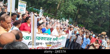 Kalkutta, Indien. 01. August 2022. Eine Prozession aufrechter Menschen. bürgermarsch in Kalkutta heute gegen die korrupte Regierung, nur ein Slogan, "Fang den Dieb und Fülle das Gefängnis". (Foto: Anubrata Mondal/Pacific Press) Quelle: Pacific Press Media Production Corp./Alamy Live News Stockfoto