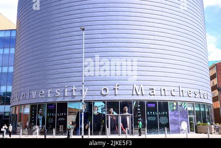 Die Menschen gehen vor dem Gebäude des University Place, der University of Manchester, der Oxford Road, Manchester, England, Vereinigtes Königreich. Die britische Regierung hat die Universität Manchester von der Lizenzierung von Vision Sensing-Technologie an ein chinesisches Unternehmen unter Berufung auf nationale Sicherheitsgründe abgehalten. Die britische Regierung glaubt, dass es „Potenzial“ für den Einsatz dieser Technologie für militärische Zwecke gibt und kann das Abkommen mit dem National Security and Investment Act von 2021 beenden. Die Universität von Manchester hatte eine Vereinbarung mit Beijing Infinite Vision Technology Company Ltd. Geschlossen Stockfoto