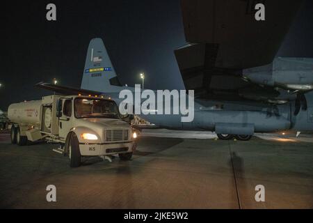 Vor dem Tanken auf der Al Udeid Air Base, Katar, 18. Juli 2022, sitzt ein Tankwagen der U.S. Air Force 379. Expeditionary Logistics Readiness Squadron neben einer C-130. Verschiedene Flugzeuge benötigen unterschiedliche Treibstoffarten. (USA Foto der Air National Guard von Airman 1. Class Constantine Bambakidis) Stockfoto