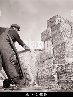 1930S MANN BELADEN STAPEL ZELLSTOFFPAPIER AUF EINEN HANDWAGEN DES SCHOTTE-TISSUEPAPIERUNTERNEHMENS PHILADELPHIA PENNSYLVANIA USA - I4 HAR001 HARS NIEDRIGEN WINKEL ARBEIT WELTKRIEG ZWEI WELTKRIEG II BESCHÄFTIGUNG BERUFE SCOT UNTERNEHMEN STAPELT WELT KRIEG 2 INFRASTRUKTUR MITARBEITER VERTEIDIGUNG MID-ADULT MID-ADULT MAN ZELLSTOFF WWI SCHWARZ-WEISS KAUKASISCHEN ETHNIZITÄT ZIVIL HAR001 ARBEITEN ALTMODISCH Stockfoto