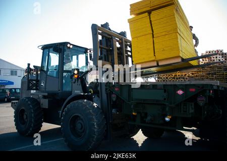 220801-N-PI330-1010 MARINESTÜTZPUNKT ROTA, Spanien (1. August 2022) Ausrüstungsbetreiber der Klasse 3. Trenton Burnet, der dem Marinemobilbaubataillon 133 (NMCB 133) zugewiesen wurde, betreibt einen Frontlader auf der Marinestützpunkt Rota, Spanien, 1. August 2022. NMCB 133 befindet sich im geplanten Einsatzgebiet der US Naval Forces Europe und wird von der Sechsten Flotte der USA eingesetzt, um die Interessen der USA, der Alliierten und der Partner zu verteidigen. (USA Navy Foto von Mass Communication Specialist 2. Class Andrew Waters/veröffentlicht) Stockfoto