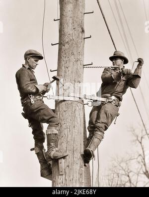 1930S ZWEI MÄNNER, DIE AN BOHRLÖCHERN FÜR DIE MONTAGE VON METALLHALTERUNGEN ARBEITEN - I604 HAR001 HARS SKILLS BUILD BOHRBASIS KARRIERE ERHOLUNG IM NIEDRIGEN WINKEL ARBEIT BESSERE BESCHÄFTIGUNG BERUFE LÖCHER VERSORGUNGSINFRASTRUKTUR MITARBEITER EINRICHTUNGEN KERN MID-ADULT MID-ADULT MAN-SYSTEME SCHWARZ-WEISS KAUKASISCHE ETHNIZITÄT WIRTSCHAFT HAR001 INSTALLATION ARBEIT ALTMODISCH Stockfoto