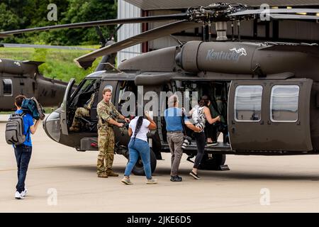 Kentucky Army National Guard Sgt. Cameron Retallick von Bravo Co., 2/147. Assault Helicopter Bataillon begleitet lokale Nachrichtenmedien am 30. Juli 2022 auf einen UH-60 Blackhawk im Boone National Guard Center. Retallick ist Crewchef für den UH-60 Blackhawk, der für die Aufnahme von Luftaufnahmen in den von der Überschwemmung betroffenen Regionen für lokale Medien eingesetzt wurde. (Foto der US-Armee von SPC. Danielle Sturgill) Stockfoto