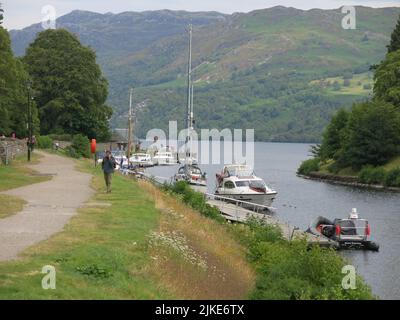 Schottischer Tourismus: Blick von Fort Augustus am südlichen Ende des Loch Ness auf die Berge auf der anderen Seite des loch. Stockfoto