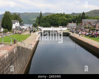 Blick auf den Caledonian Canal zwischen den Schleusentoren von Fort Augustus, wo eine dramatische Serie von Schleusen die Boote nach Süden in Richtung Fort William führt. Stockfoto