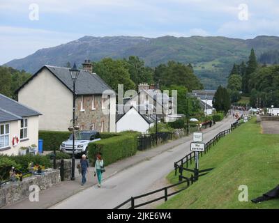 Schottische Highland-Landschaft: Eine Reihe von Häusern im Dorf Fort Augustus, wo der Caledonian Canal am südlichen Ende des Loch Ness beginnt. Stockfoto