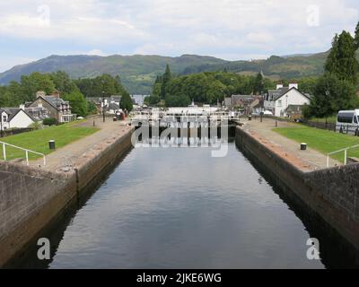 Blick auf den Caledonian Canal zwischen den Schleusentoren von Fort Augustus, wo eine dramatische Serie von Schleusen die Boote nach Süden in Richtung Fort William führt. Stockfoto