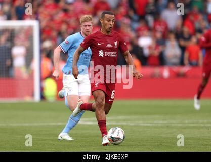 Leicester, Großbritannien. 30.. Juli 2022. Thiago (L) beim FA Community Shield Spiel Liverpool gegen Manchester City, im King Power Stadium, Leicester, Großbritannien, am 30. Juli 2022 Credit: Paul Marriott/Alamy Live News Stockfoto