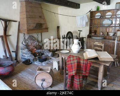 Das Innere einer typischen Bauernroft wird im River Findhorn Heritage Centre in der Logie Steading, einer Besucherattraktion in der Nähe von Forres in Moray, ausgestellt. Stockfoto