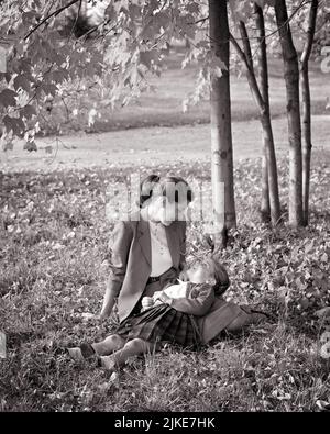 1950S LÄCHELNDE FRAU MUTTER SITZT UNTER DEM HERBSTBAUM MIT DEM KLEINEN MÄDCHEN IHRE TOCHTER LIEGT AUF DEM SCHOSS UND LÄCHELT AUCH - J1607 HAR001 HARS-STIL KOMMUNIKATION JUNGER ERWACHSENER FRIEDEN TEAMWORK STARK ZUFRIEDEN FAMILIEN FREUDE LEBENSSTIL ZUFRIEDENHEIT FRAUEN LÄNDLICHE GESUNDHEIT NATUR KOPIE RAUM FREUNDSCHAFT IN VOLLER LÄNGE HALBLANG DAMEN TÖCHTER PERSONEN FÜRSORGLICH S & W RUNDE BRÜNETTE GLÜCK FRÖHLICH HOCHWINKEL ABENTEUER HERBST SAISON LÄCHELT VERBINDUNG FRÖHLICHER PONY SCHWANZ PERSÖNLICHE BINDUNG ZUNEIGUNG ZUSAMMENARBEIT EMOTION WACHSTUM JUGENDLICHE MÜTTER ZWEISAMKEIT JUNGE ERWACHSENE FRAU HERBSTLICH SCHWARZ UND WEISS KAUKASISCH ETHNISCHE ZUGEHÖRIGKEIT Stockfoto