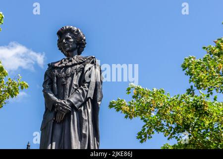 GRANTHAM, ENGLAND- 26. Juni 2022: Statue von Margaret Thatcher in ihrem Geburtsort von Grantham Stockfoto