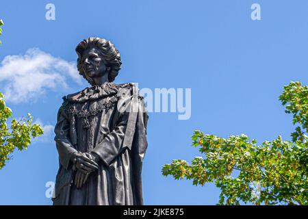 GRANTHAM, ENGLAND- 26. Juni 2022: Statue von Margaret Thatcher in ihrem Geburtsort von Grantham Stockfoto