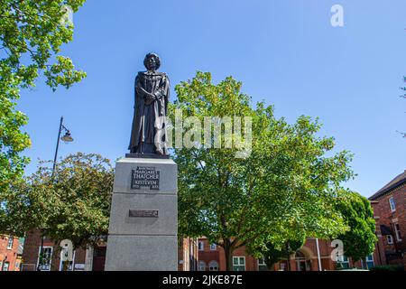 GRANTHAM, ENGLAND- 26. Juni 2022: Statue von Margaret Thatcher in ihrem Geburtsort von Grantham Stockfoto