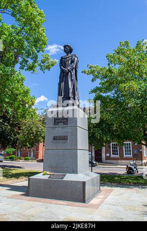 GRANTHAM, ENGLAND- 26. Juni 2022: Statue von Margaret Thatcher in ihrem Geburtsort von Grantham Stockfoto