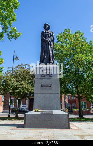 GRANTHAM, ENGLAND- 26. Juni 2022: Statue von Margaret Thatcher in ihrem Geburtsort von Grantham Stockfoto