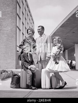 1950S VIERKÖPFIGE FAMILIE AUF URLAUBSREISE KAM MIT GEPÄCK AN, AUF DAS MUTTER VATER UND ZWEI KINDER WARTETEN TAXI - J9105 HAR001 HARS REISE MAMA GEPÄCK NOSTALGISCHE PAAR 4 SCHÖNHEIT STADT MÜTTER ALTE ZEIT BESCHÄFTIGT NOSTALGIE BRUDER ALT MODE SCHWESTER 1 JUGENDLICHE SICHERHEIT GLEICHGEWICHT TEAMARBEIT URLAUB STARKE TAXI KOFFER SÖHNE FAMILIEN FREUDE LIFESTYLE FEIER FRAUEN VERHEIRATET BRÜDER EHEPARTNER EHEMÄNNER LUXUS KOPIE RAUM IN VOLLER LÄNGE DAMEN TÖCHTER PERSONEN PFLEGE MÄNNER UNTERHALTUNG GESCHWISTER VERTRAUEN SCHWESTERN TRANSPORT VÄTER B&W PARTNER ZEIT AUS ANZUG UND KRAWATTE GLÜCK ABENTEUER FREIZEIT Stockfoto