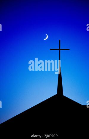 1970S 1980S 1990S 2000S KREUZ AUF DER AMERIKANISCHEN KIRCHE GEBÄUDE KIRCHTURM SILHOUETTEN GEGEN HALBMOND IN TIEFBLAUEM ABENDHIMMEL - KC13037 LGA001 HARS CHRISTLICHE SYMBOLE SPIRITUALITÄT FREIHEIT RELIGIÖSE STÄRKE SIEG SILHOUETTEN WAHL AUSSEN NIEDRIGEN WINKEL MÄCHTIG IN AUF POLITIK KONZEPT CRESCENT KONZEPTUELL ANONYM TREU OPPOSITION KIRCHTURM SYMBOLISCHE KIRCHEN KONZEPTE GLAUBEN IDEEN LÖSUNGEN GLAUBEN MUSLIME ALTMODISCHE DARSTELLUNG Stockfoto