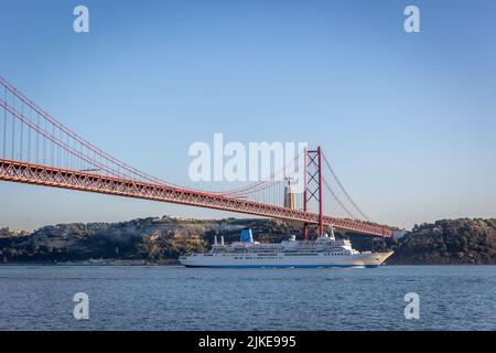 Lissabon, Portugal - 2018. Mai 14. - Eine kleine Kreuzfahrt über den Tejo in Lissabon entlang der '25 de Abril' Brücke. Stockfoto