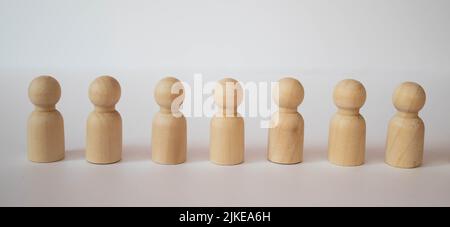 Menschen stehen im Briefing und bei Bestellungen warten. Hölzerne Figuren von Menschen warten in der Schlange. Konzept der Business, Armee, Sport Team. Menschen Stockfoto