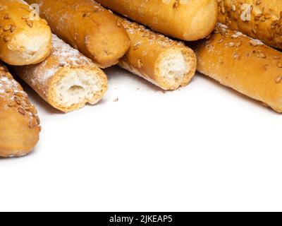 Sesamkekse auf weißem Hintergrund. Kekse sind in Form von Stäben länglich. Brotprodukte. Mehlprodukte. Viele hausgemachte Kuchen. Gesund f Stockfoto