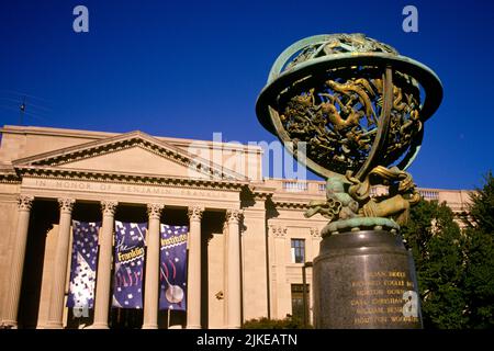 1990S AERO MEMORIAL VON PAUL HOWARD MANSHIP EINE HOMMAGE AN WW1 FLIEGER VOR DEM FRANKLIN INSTITUTE PHILADELPHIA PENNSYLVANIA USA - KP5805 NET002 HARS STRUCTURES ARTS TRIBUTE FLIEGER GEBÄUDE BILDHAUER KREATIVITÄT WELTKRIEG EINE STADT DER BRÜDERLICHEN LIEBE AUS DEM JAHR WW1 MANSHIP OLD FASHIONED Stockfoto