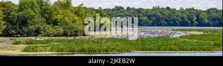 Wausau, Wisconsin, USA, Juli 30, 2022: 8. jährlicher Paddle Pub Crawl auf dem Lake Wausau und dem Wisconsin River, Start am DC Everest Park, Panorama Stockfoto