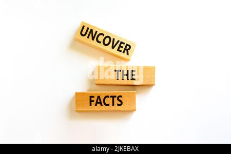 Entdecken Sie das Facts-Symbol. Concept Words enthüllen die Fakten auf Holzblöcken auf einem schönen weißen Hintergrund. Und die Fakten aufdecken Stockfoto