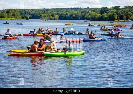 Wausau, Wisconsin, USA, Juli 30, 2022: 8. jährliches Paddle Pub Crawl auf dem Lake Wausau und dem Wisconsin River, genießen Kajakfahrer die Samstagsveranstaltung mit Be Stockfoto