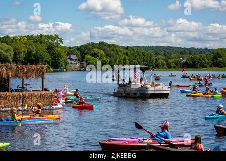 Wausau, Wisconsin, USA, Juli 30, 2022: 8. jährliches Paddle Pub Crawl auf dem Lake Wausau und dem Wisconsin River, genießen Kajakfahrer die Samstagsveranstaltung mit Be Stockfoto