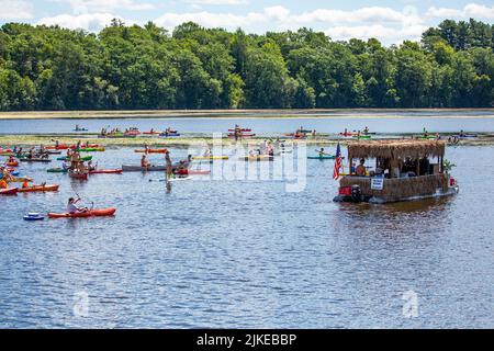 Wausau, Wisconsin, USA, Juli 30, 2022: 8. jährliches Paddle Pub Crawl auf dem Lake Wausau und dem Wisconsin River, genießen Kajakfahrer die Samstagsveranstaltung mit Be Stockfoto