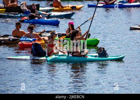 Wausau, Wisconsin, USA, Juli 30, 2022: 8. jährliches Paddle Pub Crawl auf dem Lake Wausau und dem Wisconsin River, genießen Kajakfahrer die Samstagsveranstaltung mit Be Stockfoto