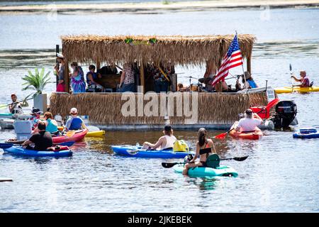 Wausau, Wisconsin, USA, Juli 30, 2022: 8. jährliches Paddle Pub Crawl auf dem Lake Wausau und dem Wisconsin River, genießen Kajakfahrer die Samstagsveranstaltung mit Be Stockfoto