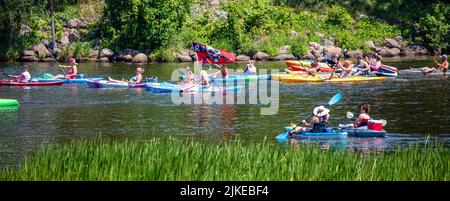 Wausau, Wisconsin, USA, Juli 30, 2022: 8. jährliches Paddle Pub Crawl auf dem Lake Wausau und dem Wisconsin River, Kajakfahrer genießen den Samstag, Panorama Stockfoto