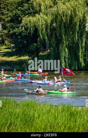 Wausau, Wisconsin, USA, Juli 30, 2022: 8. jährliches Paddle Pub Crawl auf dem Lake Wausau und dem Wisconsin River, Kajakfahrer genießen den Samstag, vertikal Stockfoto