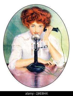 1910S ROTHAARIGE FRAU, DIE AUF EINEM KERZENSTÄNDERTELEFON SPRICHT UND DAS COVER DES CHICAGO SUNDAY MAGAZINS - KS38508 NAW001 HARS BETRACHTET FRAUEN SONNTAG ZU HAUSE LEBEN KOMMUNIKATION LUXUS FREUNDSCHAFT HALBE LÄNGE DAMEN PERSONEN INSPIRATION VERTRAUEN AUFRUF CANDLESTICK AUGE KONTAKT GLÜCK FREIZEIT TURN OF DIE 20TH JAHRHUNDERT NETWORKING AUFREGUNG ROTHAARIGE TELEFONE GEHOBENE VERBINDUNG ROTHAARKONZEPTUELLE TELEFONE WOHLHABENDE STILVOLLE ENTSPANNUNG GUT-ZU-TUN JUNGEN ERWACHSENEN FRAU KAUKASISCHE ETHNIE ALTMODISCH Stockfoto