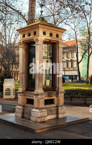 Meteorologische Poststation im Zrinjevac Park im Winter. Zagreb, Kroatien. Stockfoto