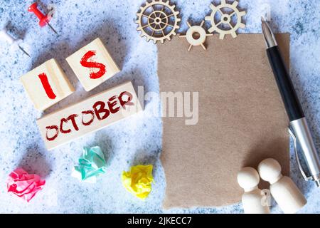 Oktober 18.. Hallo Oktober, Cube Holzkalender mit Datum am 18. Oktober, Holzkalender mit Datum auf dem Tisch. Stockfoto